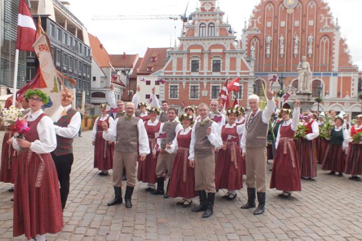 Pirms Dziesmu un Deju svētku gājiena